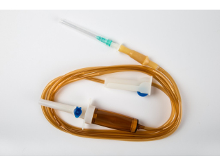 Системы инфузионные для переливания растворов светозащитная с пластиковым шипом со встроенным дисковым фильтром и воздуховодом, соединение Луер-слип (type Е)